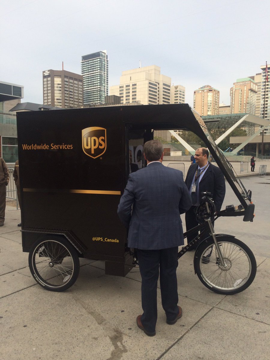 Big for safety in Toronto: new <a href="/UPS_Canada/">UPS Canada</a> cargo bikes reduce the number of big trucks delivering small parcels. #GreenCity