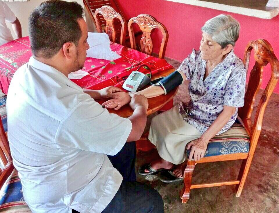 cendemocratico's tweet photo. En el rcto. Fátima de #SantaLucía, los profesionales brindaron atención médica a pacientes que no pudieron salir de sus hogares. #SomosUNO https://t.co/64KqvLj3wV