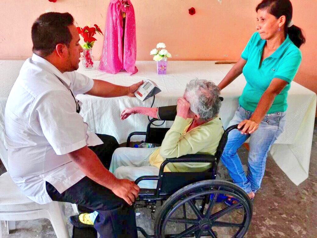 cendemocratico's tweet photo. En el rcto. Fátima de #SantaLucía, los profesionales brindaron atención médica a pacientes que no pudieron salir de sus hogares. #SomosUNO https://t.co/64KqvLj3wV