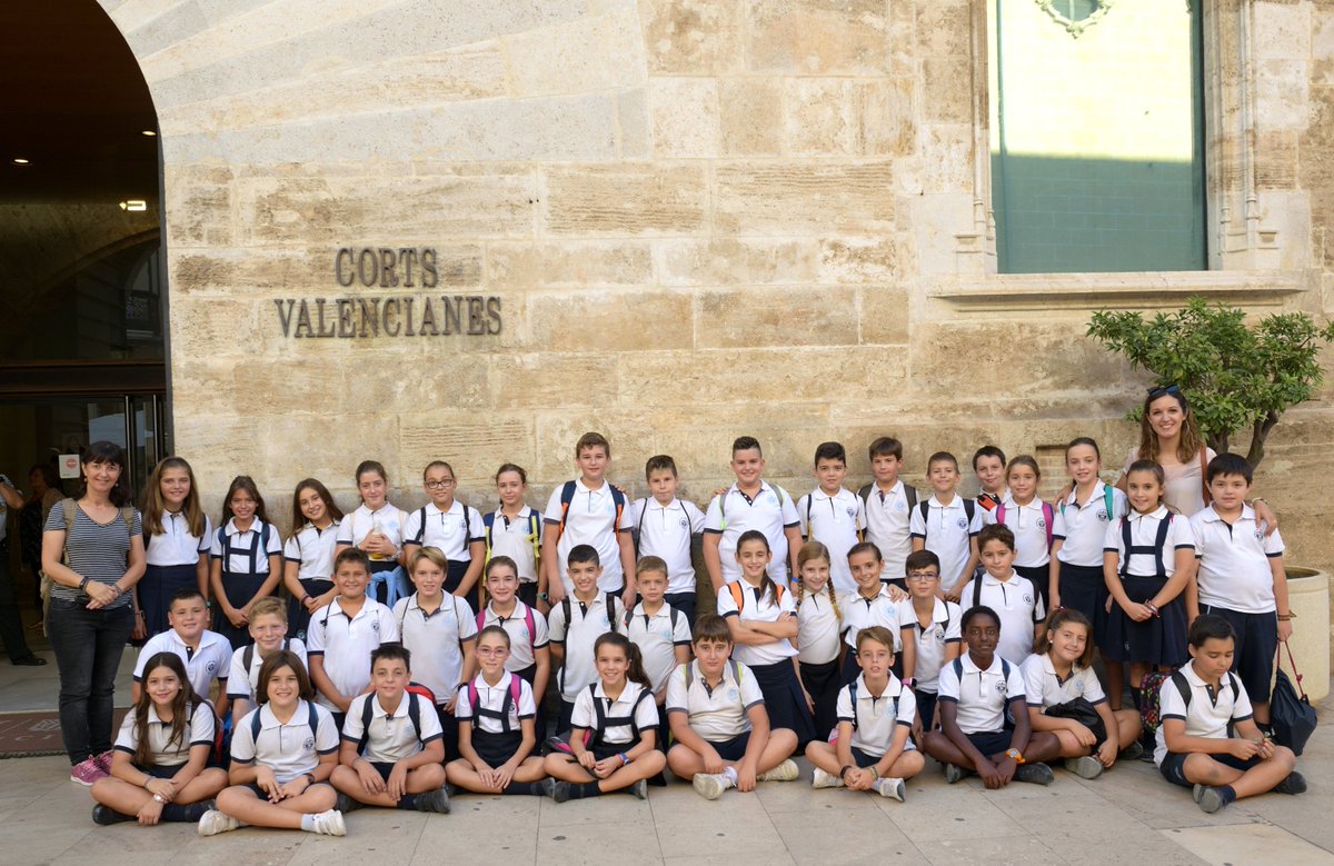 escuelassj's tweet photo. 5EP celebrem #9doctubre visitant les nostres institucions @cortsval al Palau dls Borja (seu del parlament valencià) #TotsAUnaVeu #estemde9 https://t.co/dKYHhKzNtC