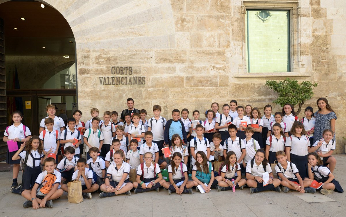 escuelassj's tweet photo. 5EP celebrem #9doctubre visitant les nostres institucions @cortsval al Palau dls Borja (seu del parlament valencià) #TotsAUnaVeu #estemde9 https://t.co/dKYHhKzNtC