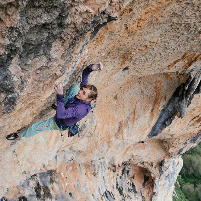 #Escalade HISTORIQUE L’Autrichienne Angela Eiter a réalisé le premier 9b féminin avec «La Planta de Shiva» en Espagne ! #Record #WomenSports