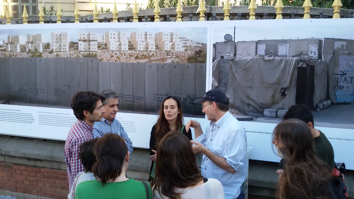 SantiRifa's tweet photo. Presentació del treball #Confrontier del fotògraf alemany #KaiWiedenhöfer a la tanca del jardí del @palaurobert dins el DOCfield Barcelona. https://t.co/6oMNZ4s59v
