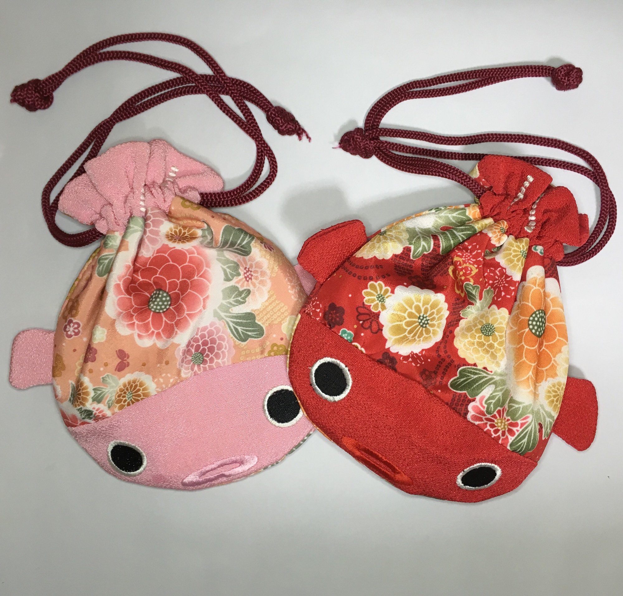 あり ダイソーの金魚きんちゃく大好きで2色揃えた 青とか黒とかも出して欲しいなぁ 100均の割に和柄もかわいいし とぼけた顔の金魚もかわいい 基本のど飴入ってます T Co Xddm5ynddp Twitter