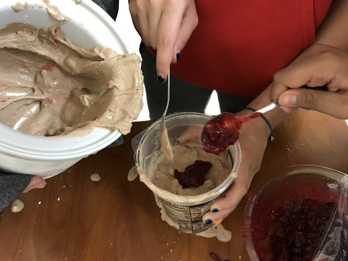 wausauegl's tweet photo. Using locally grown products to create market opportunities!
#whitecranicecream #teach4me @wausauegl @WausauSchDist https://t.co/s0KvQ9SjMg