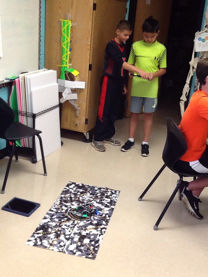 212_Academy's tweet photo. Preparing for Makerfaire! Come join us Nov 11 at Barnes and Noble from 10-2:00! #makerfaire #techjunky #WCPSLeads https://t.co/Xh1ZW7SrUt