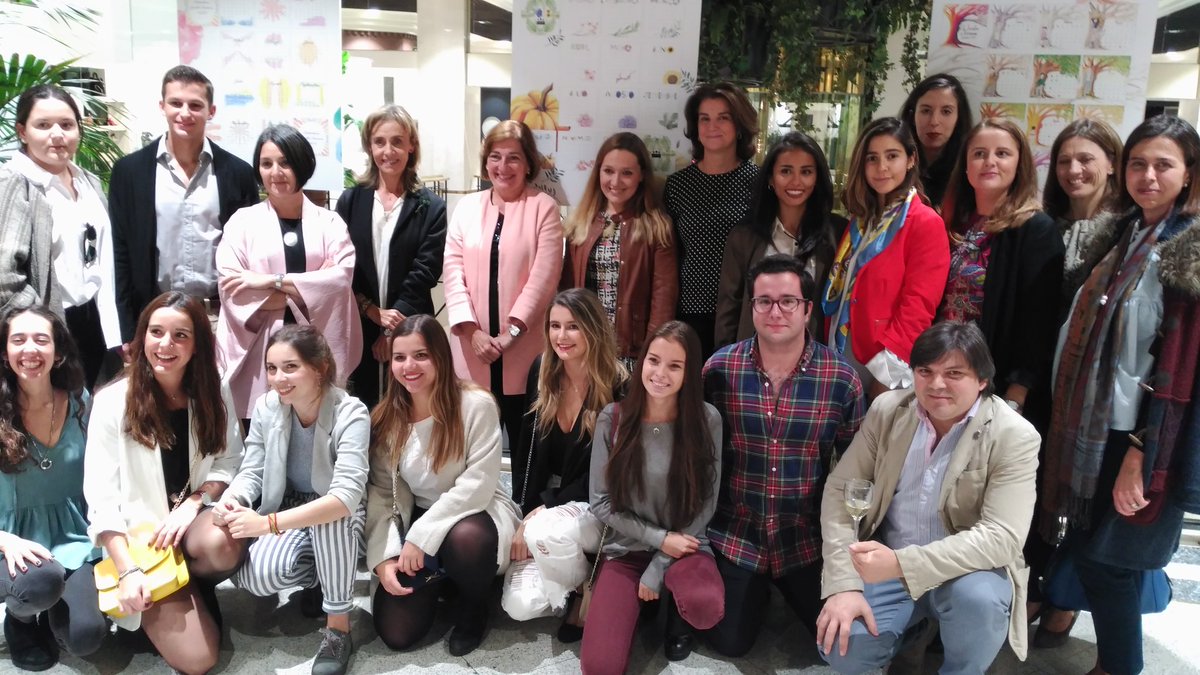 USPCEUHumYCom's tweet photo. La Vicerrectora @MIabrad presente en la inauguración de la expo de los calendarios realizados por alumnos #humycomitas en @JardindeSerrano https://t.co/r4Ss4pUnEL