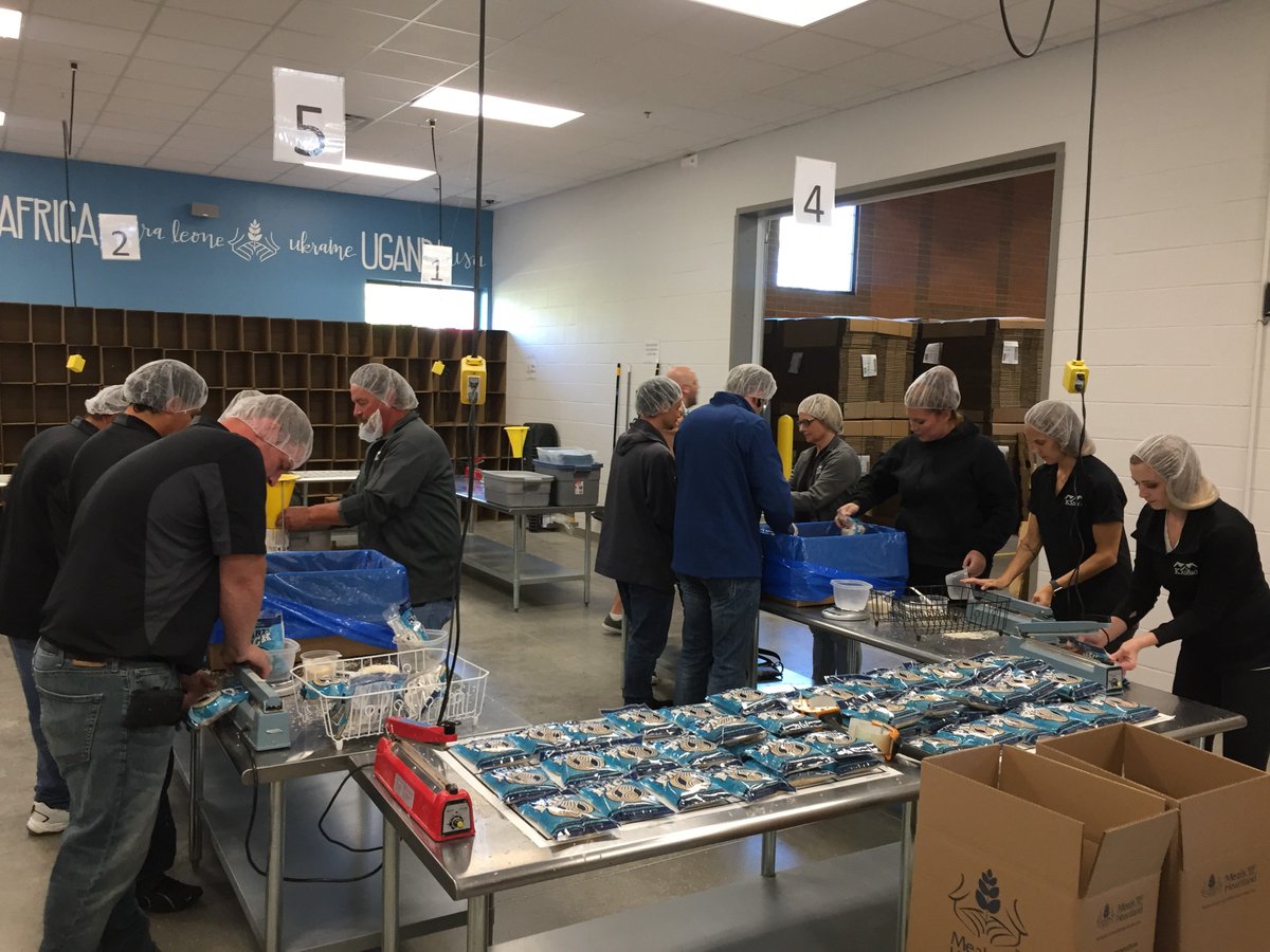 KadingProp's tweet photo. Kading Properties is happy to partner up with our communities and lend helping hands. Our amazing team participated in Meals for the Heartland and filled 50 boxes. That's 10,800 meals! #mealsfortheheartland #kadingproperties #community #teamwork https://t.co/3DeQCFmNq0