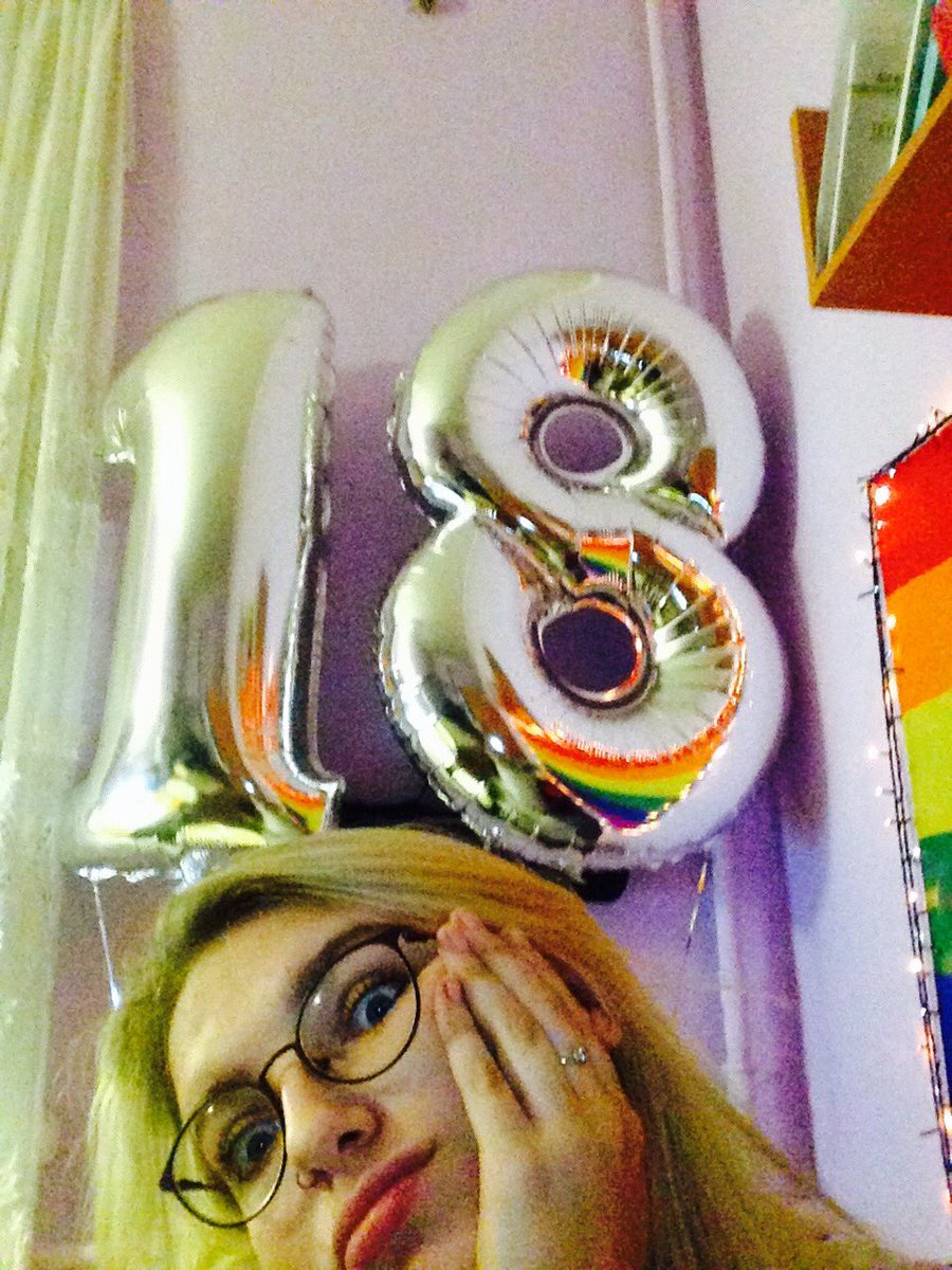 hot_panic's tweet image. Продолжу форсить своё прошедшее др 
Мое лицо, когда стукнуло 18