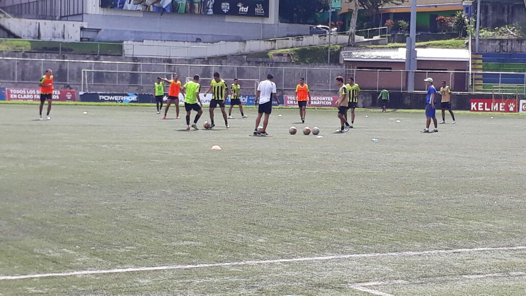 FanaticosGMV's tweet photo. #LMF ⚽️ @santateclafc se prepara para visitar al #Topilzin en los cuartos de final de la #CopaElSalvador este miércoles. Vía @TutySantamaria https://t.co/RrRXb1ko7c