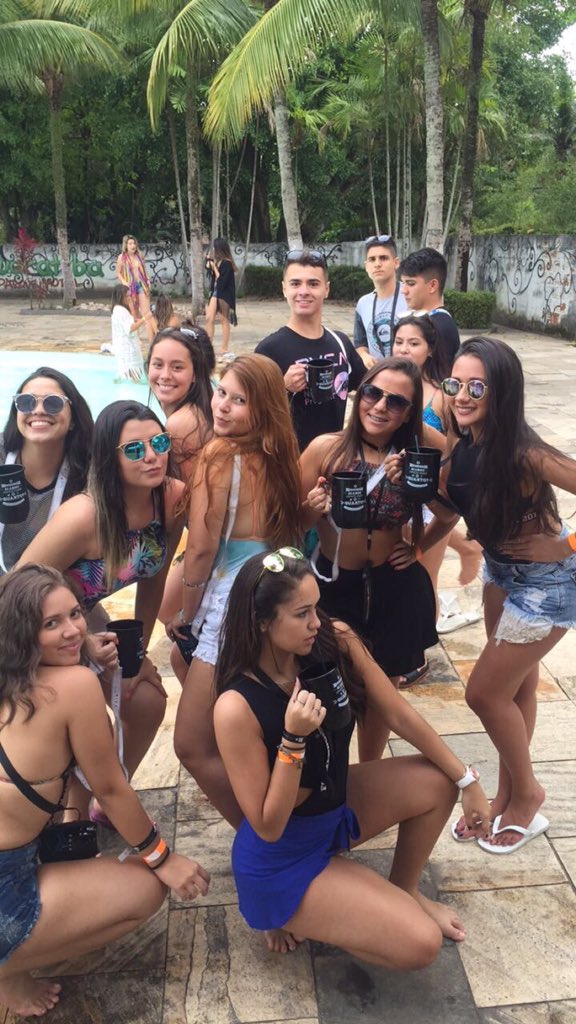 gabipatriniere's tweet photo. Acaba não meu terceirão!! #kalangamos #tocaaquela #rio2zada #euqueroformaturatodoano 🍻💥 https://t.co/W4pZ3GM7kU