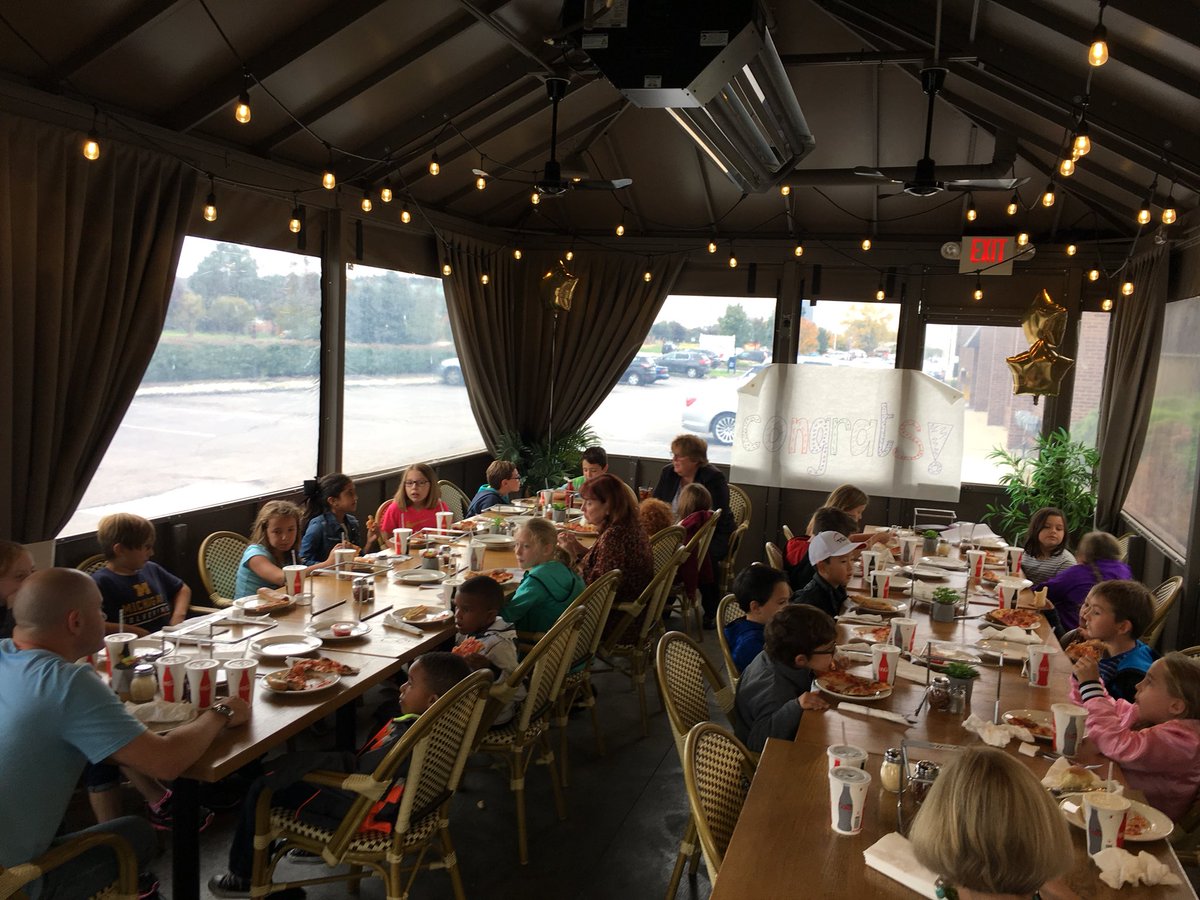 wattlespto's tweet photo. Yummy!!! 🥗🍕🍔🍽 nothing beats lunch with the @OneWattles Principal at Crispelli’s Pizzeria https://t.co/iGgopnWBA0