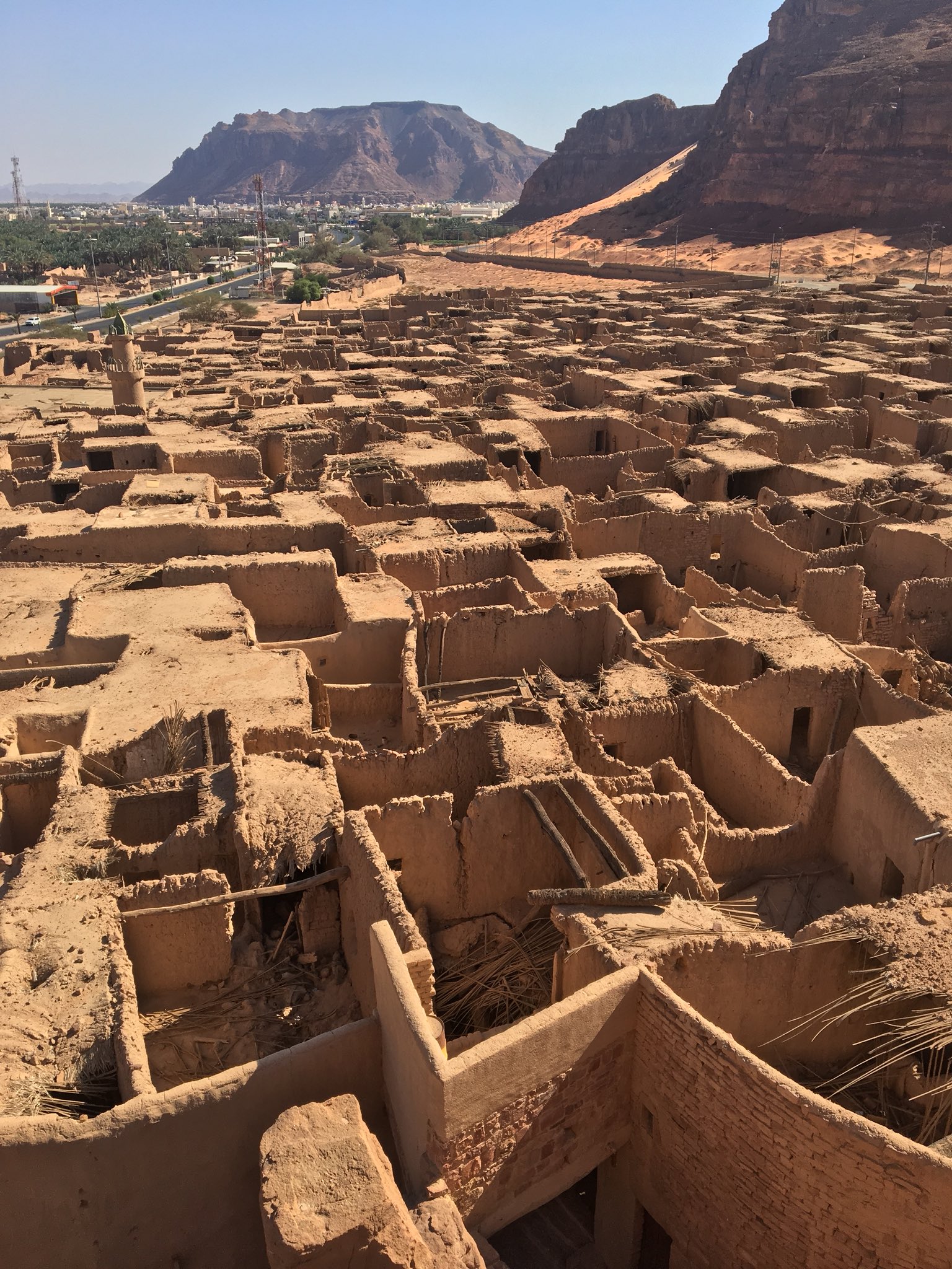 عبدالله الجمعة على تويتر من أجمل الوجهات في بلادنا العلا، واحة التاريخ والنخيل التي ازدهرت قبل الإسلام لأنها تقع على طريق تجارة البخور القديم.