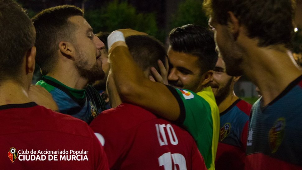 /LA IMAGEN/

Ayer debutó Adri tras 8 jornadas. En la grada, fuera de casa, los lesionados Lito, Cánovas y Rojo. Unión, por eso somos líderes