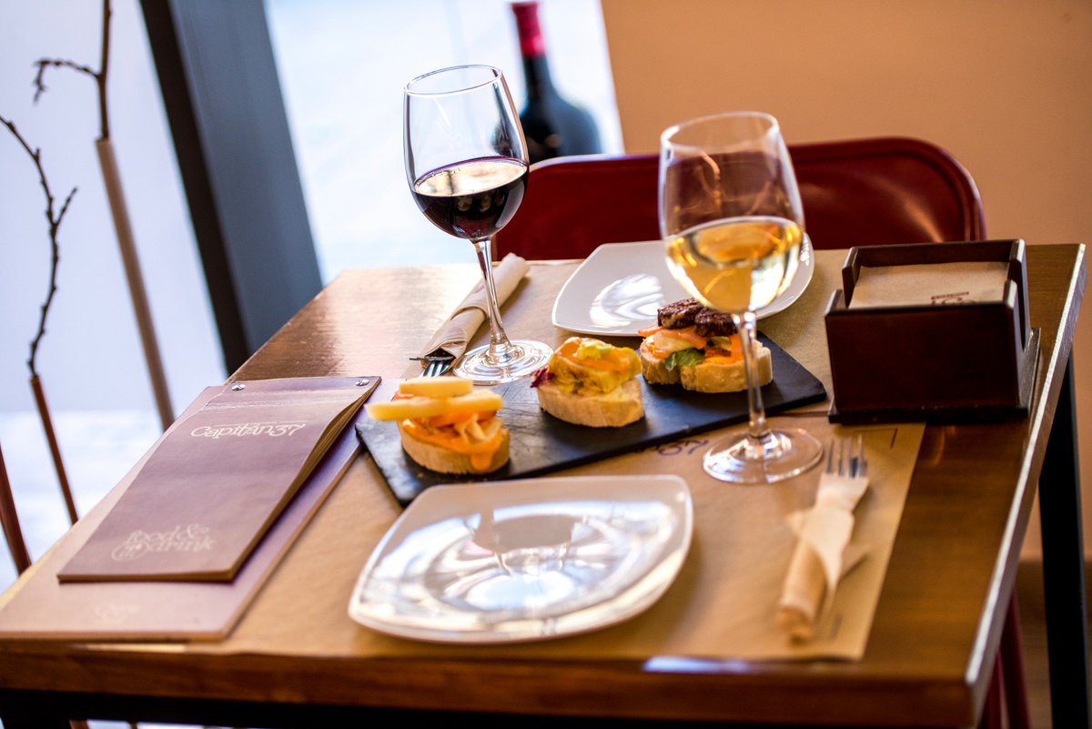 Capitan_37's tweet photo. ¿¿Aún no sabes donde celebrar San Rafael??
👉👉 Te esperamos en nuestra enoteca con un plato 🔝 🔝 ¿Quieres saber cuál? https://t.co/v2noGoDW9a https://t.co/zO0gSp7Ide