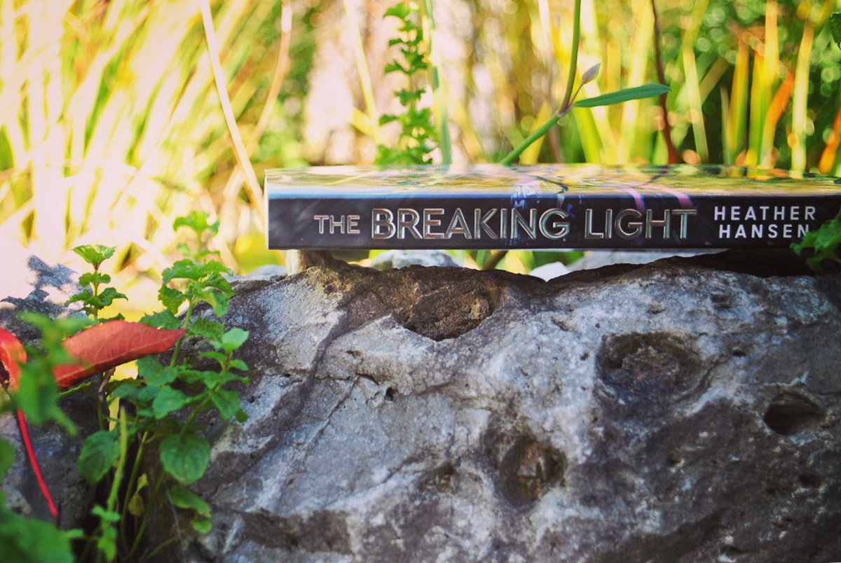 flavialately's tweet photo. I went for an older #ARC for my #ARCstravaganza post this week! Details as to why are in my blog post! #TheBreakingLight by Heather Hansen! https://t.co/hRr9azyKQj