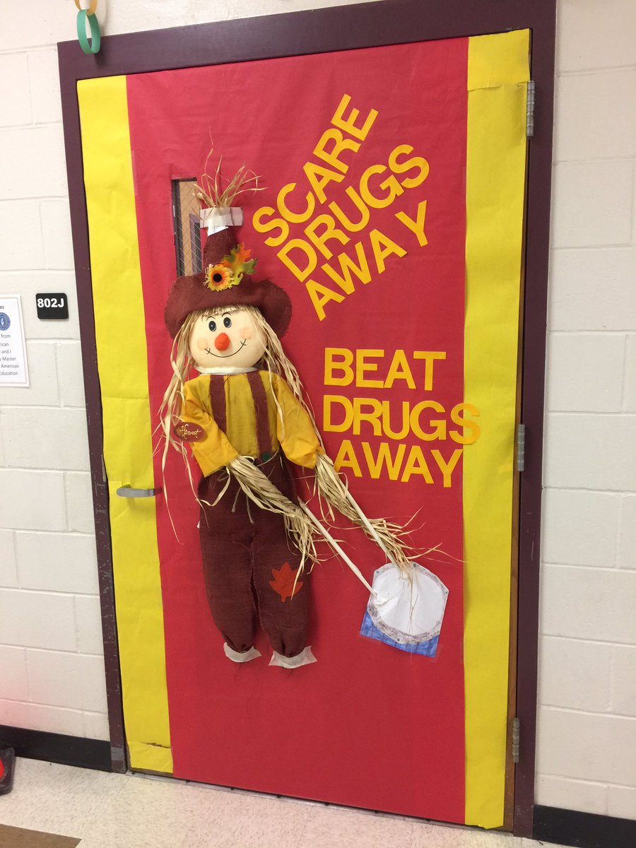 CRPSMrGutierrez's tweet photo. Red ribbon week kick off day #myclassroomdoor #falconsallin #csmsriseup https://t.co/ohVo7ekFg1