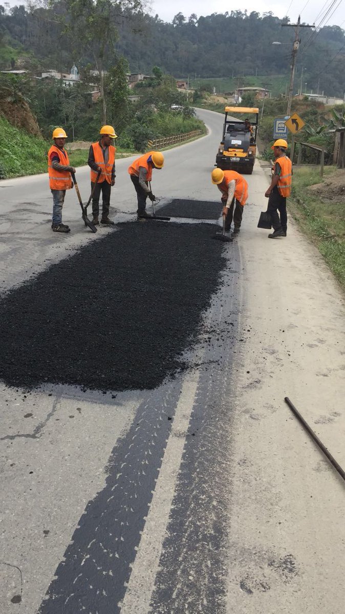 MIT_Ecuador's tweet photo. #MTOPInforma: bacheo en el carril derecho de la vía #Cuenca-Girón-Pasaje, km 133, sector Huizho. #Azuay https://t.co/DiyTzFeG8l