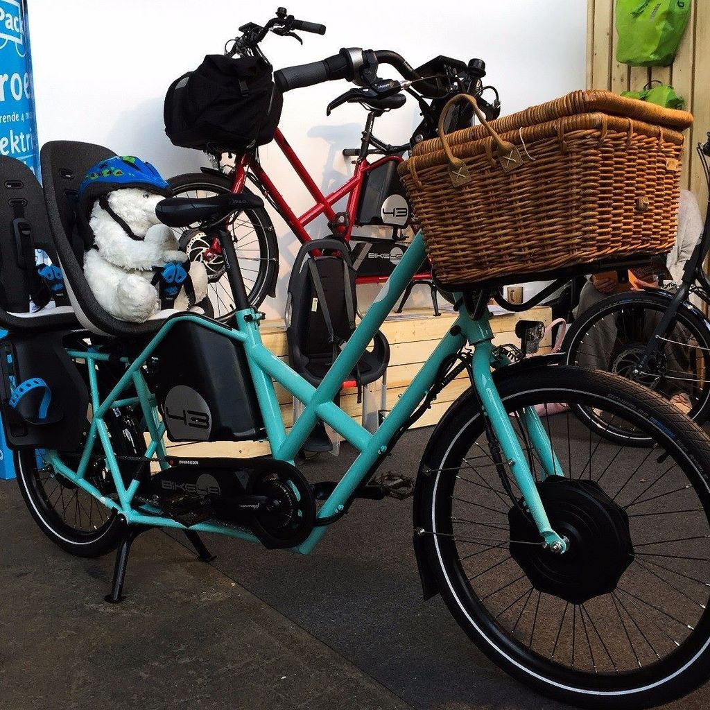 sashacycling's tweet photo. It doesn’t look like this ultimate urban cargo bike has its design roots in motorsport, but that’s where this Belg… https://t.co/qL7gnKBH94 https://t.co/mhyFn50Zfa