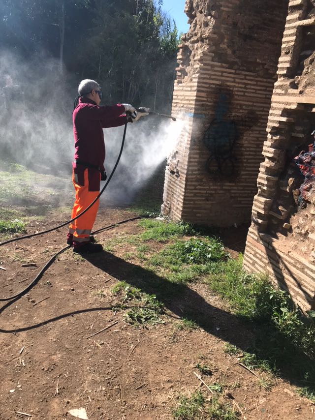 parcoappia's tweet photo. La Cisterna vandalizzata il 19/10 è stata oggi ripulita grazie alla collaborazione di Sovrintendenza comunale, PICS e Parco Archeologico. https://t.co/8z69PKZW31