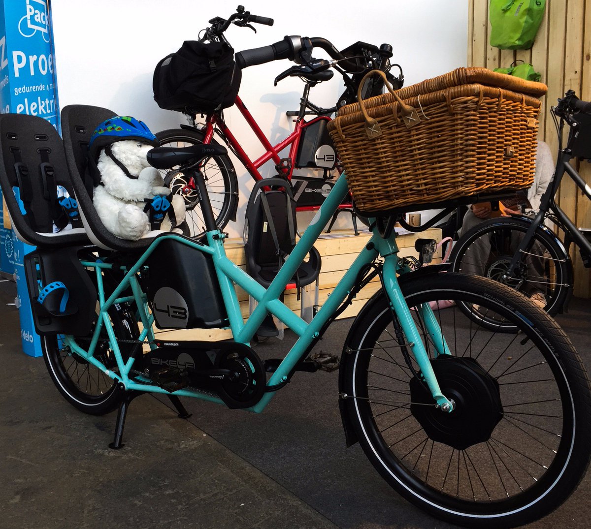 sashacycling's tweet photo. Belgian-made electric Bike 43’s low centre of gravity has its design roots in motorsport making it stable when fully laden with kids/cargo. https://t.co/63JVFYD09o