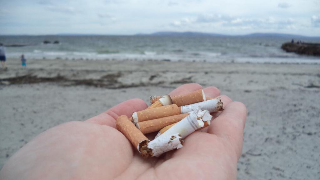 CleanCoasts's tweet photo. Keep the #butts off the beach and in the #bin #2minutebeachclean #buttsoffthebeach https://t.co/soRmo4UYDy