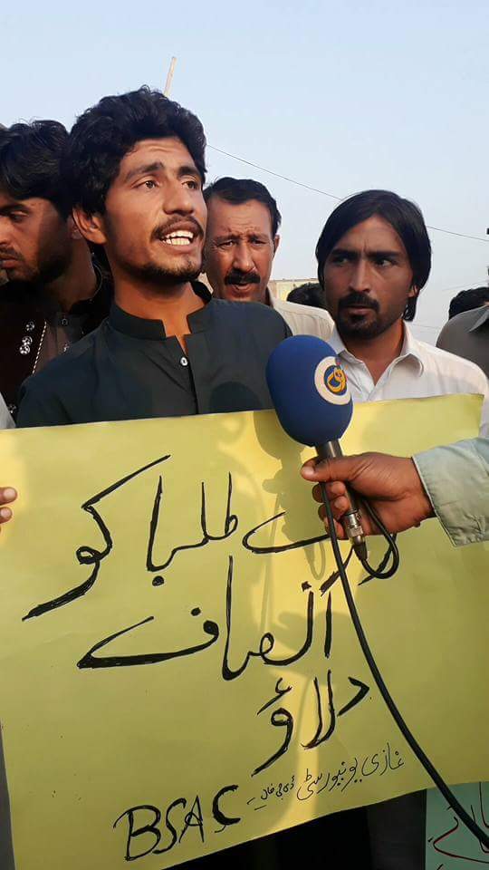 AdvAbdNutkani's tweet photo. ڈیرہ غازی خان:بلوچ اسٹوڈنٹس ایکشن کمیٹی ڈیرہ غازی خان کی جانب سے بلوچستان کے طلباء کے گرفتاری کے خلاف احتجاجی مظاہرہ.
#RestoreBalochStudents https://t.co/VpZUFgXUmV