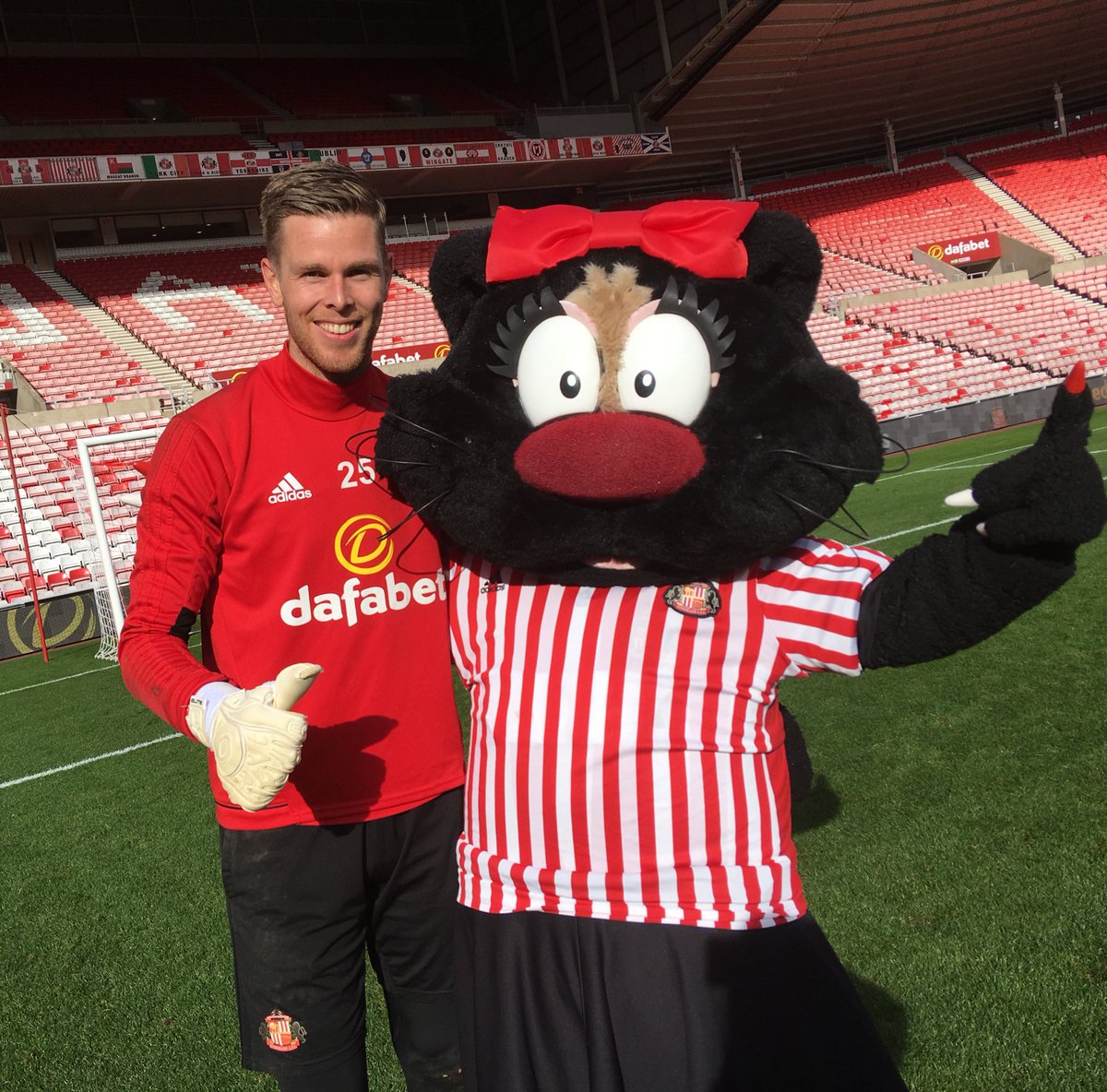 Kate88Smith's tweet photo. Top effort from all concerned with #SAFCFanFest - hopefully the first of many. So pleased the 🌨 held off 😅 https://t.co/90TALf7h4y