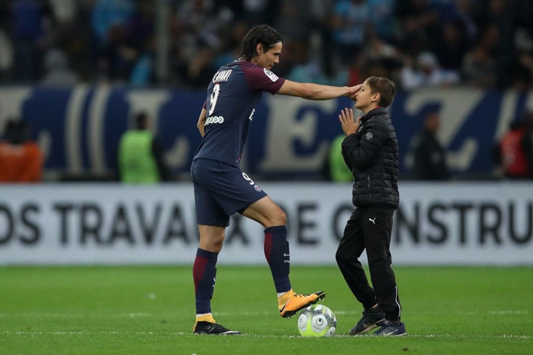 ECavaniOfficial's tweet image. Au delà des rivalités, ils prennent le foot comme ce qu'il est, un jeu pour prendre du plaisir en le regardant et en jouant.Apprenons d'eux!