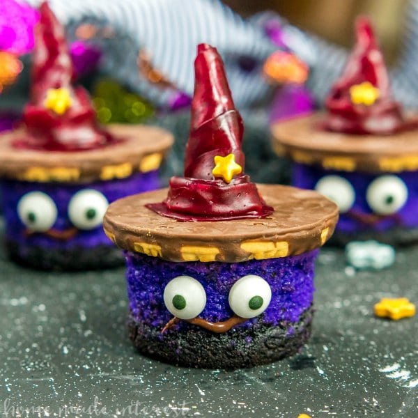 Mini Witch Cheesecakes w/ @WelchsFruitSnck! bit.ly/2hOxLn1 #Ad #WelchsFruitSnacks #WelchsFruitRolls #UnrollTheFun