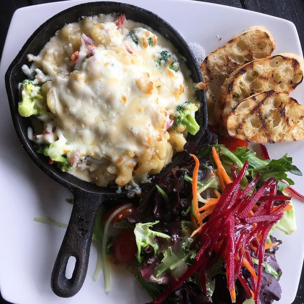 Cheoffrey's tweet photo. #five #cheese #macncheese #broccoli #sundriedtomato #meatlessmonday #needsbacon #cheoffeats #truecooks #eeeeeats #… https://t.co/LaDgzFpym9 https://t.co/ZAL2oe0gTZ