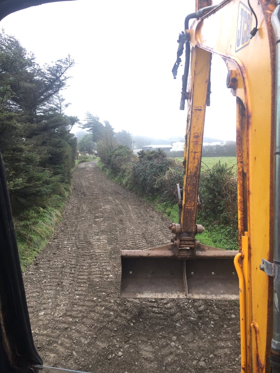 meicsol's tweet photo. Won't say no to a free load of shale 👌 pity im not a good digger operator 😂 but it will do! #farming365 #getaprofessional https://t.co/viuWodjDgD