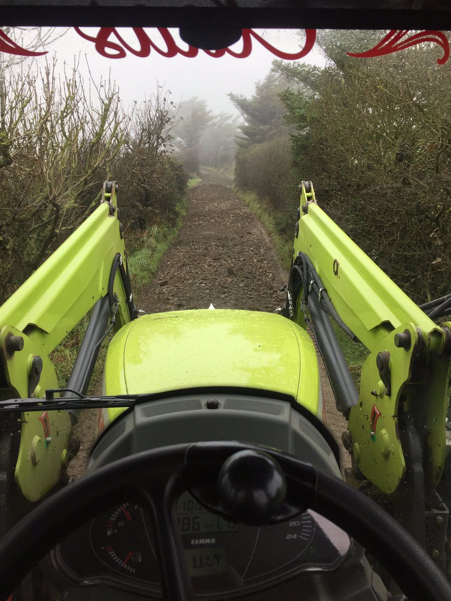meicsol's tweet photo. Won't say no to a free load of shale 👌 pity im not a good digger operator 😂 but it will do! #farming365 #getaprofessional https://t.co/viuWodjDgD