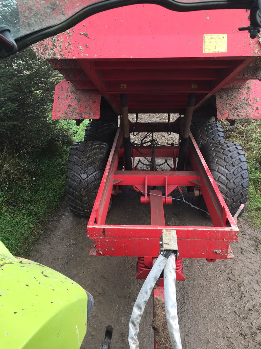 meicsol's tweet photo. Won't say no to a free load of shale 👌 pity im not a good digger operator 😂 but it will do! #farming365 #getaprofessional https://t.co/viuWodjDgD