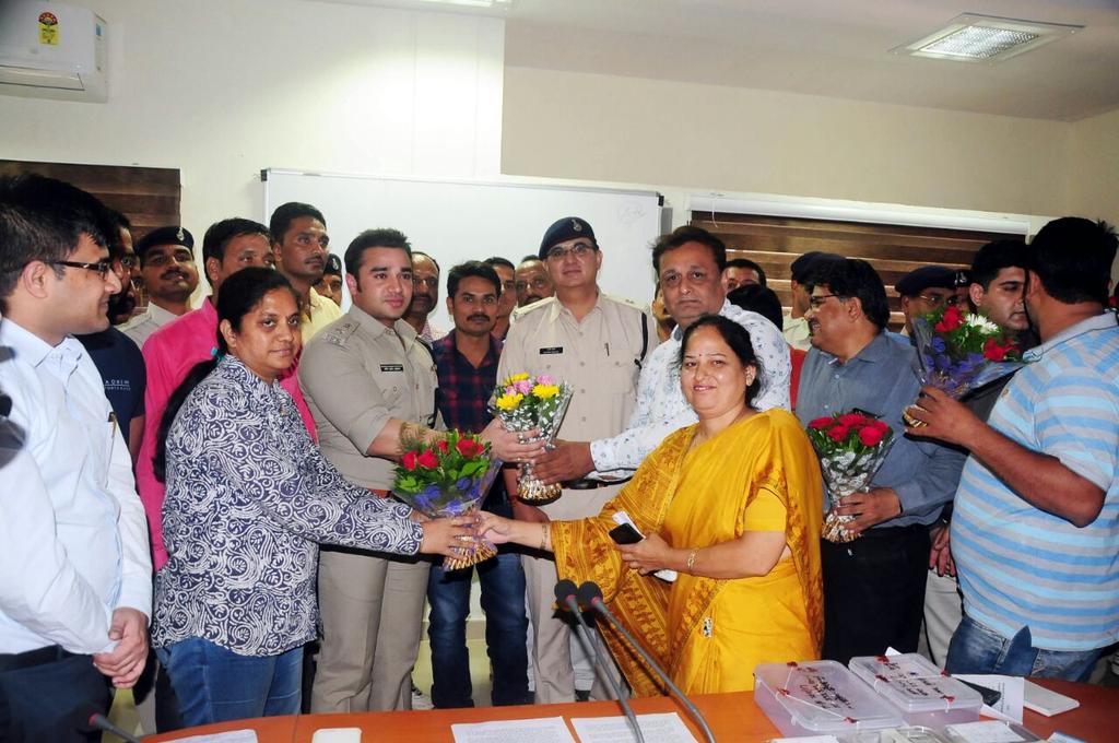 PoliceUjjain's tweet photo. उज्जैन पेट्रोल पंप पर कर्मचारियो से हुई लूट एवं कपड़ा व्यवसायी से लूट के प्रयास का खुलासा  उज्जैन पुलिस सायबर/थानो की टीमो व्दारा किया गया। https://t.co/u1kNR3gxZN