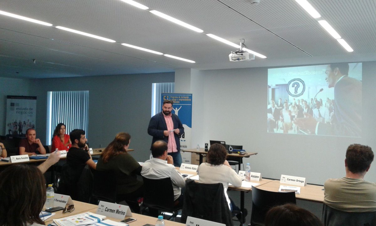 EmpresariosFEDA's tweet photo. En la sesión de @Gabriel_Ferrer_ en el #ProyectoSherpa, los alumnos trabajan técnicas de improvisación a la hora de intervenir en público. https://t.co/k4bf3IIbOT