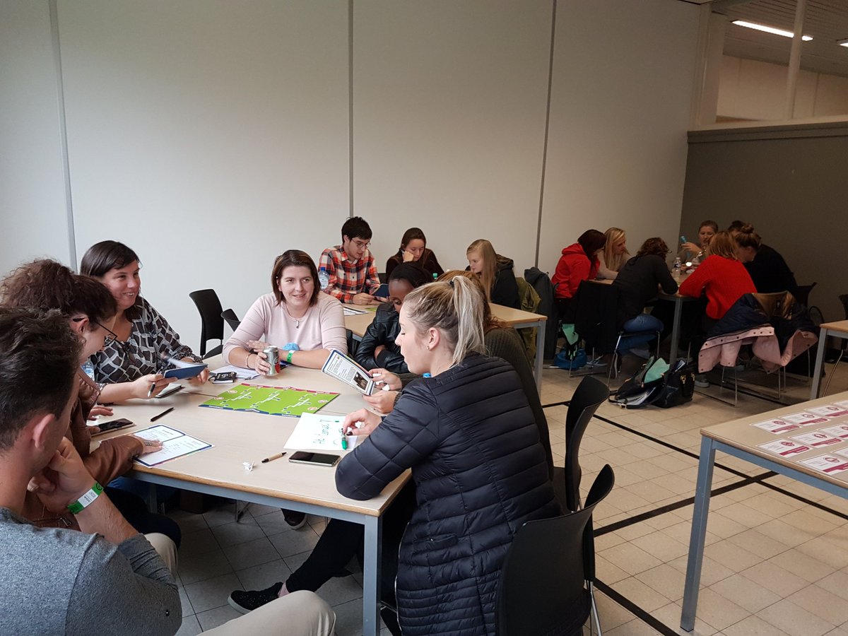 AnnickDW_TRAVI's tweet photo. #kahoot #testYourSelfie & OldSchool #interimspel in 1 #workshop @VFUFFI ofte #hoeHetSpannendHoudenOpMaandagNamiddag @SyntraWest #talent https://t.co/YQXXRSqSVk