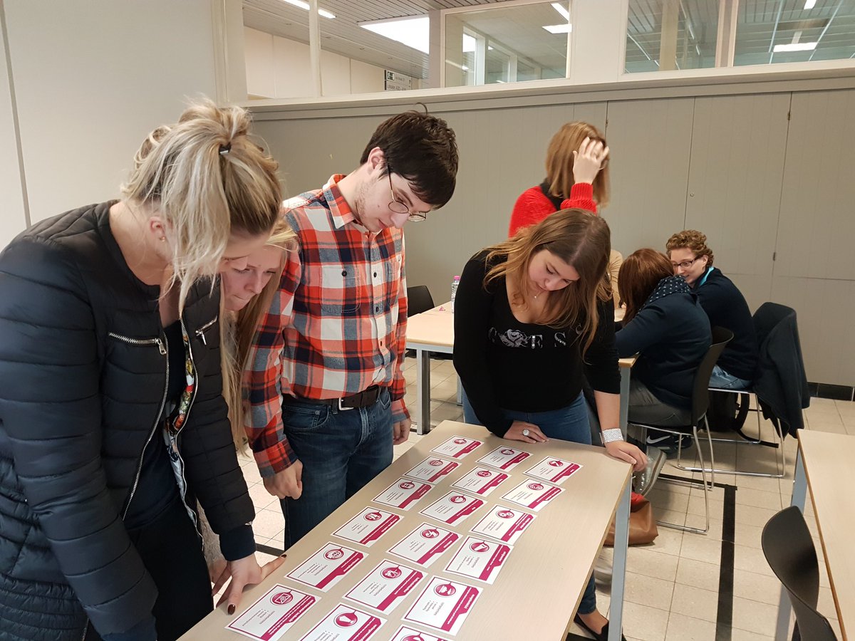 AnnickDW_TRAVI's tweet photo. #kahoot #testYourSelfie & OldSchool #interimspel in 1 #workshop @VFUFFI ofte #hoeHetSpannendHoudenOpMaandagNamiddag @SyntraWest #talent https://t.co/YQXXRSqSVk