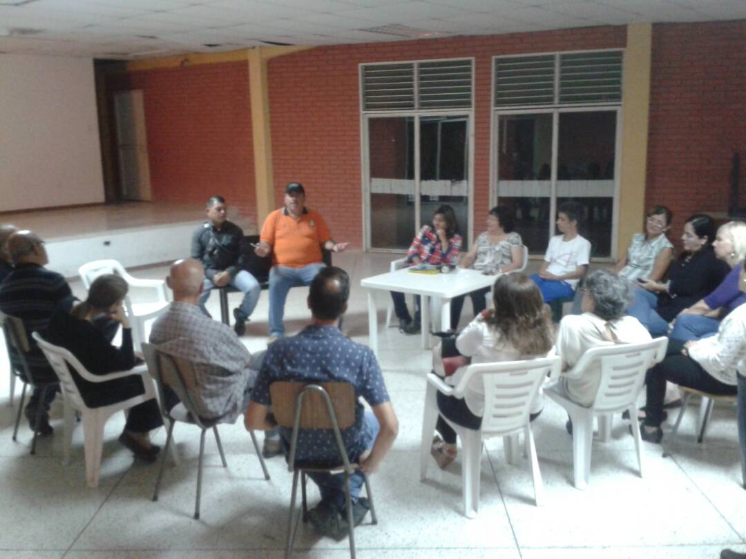 JKarkom's tweet photo. Atacando el problema de la basura junto a nuestras comunidades. En esta oportunidad nos reunimos con los vecinos de El Gianni. https://t.co/ptK8enbwob