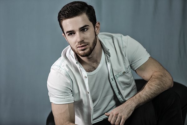 esqrever's tweet photo. Cantor gay desaparecido na Tchetchénia terá sido assassinado pelas autoridades locais https://t.co/B4c8RijVZG : #chechen100 #ZelimkhanBakaev https://t.co/cYpyRZjLw2