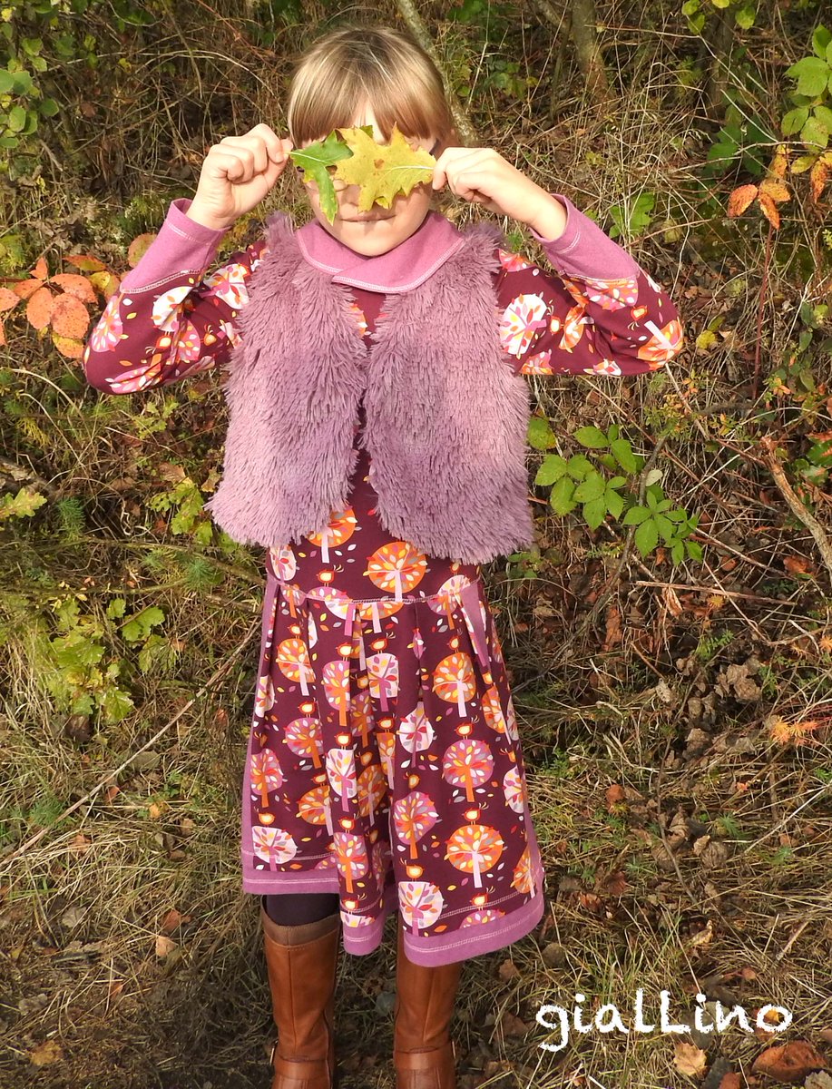 Siena09's tweet photo. Kuschelig durch den goldenen #Herbst
https://t.co/l9eoisDLGl
#Herbstkleid #Kuschelweste #Plüsch #nähen #sew  #kinderweste #nähenfürkids https://t.co/0W2JEHx5ty