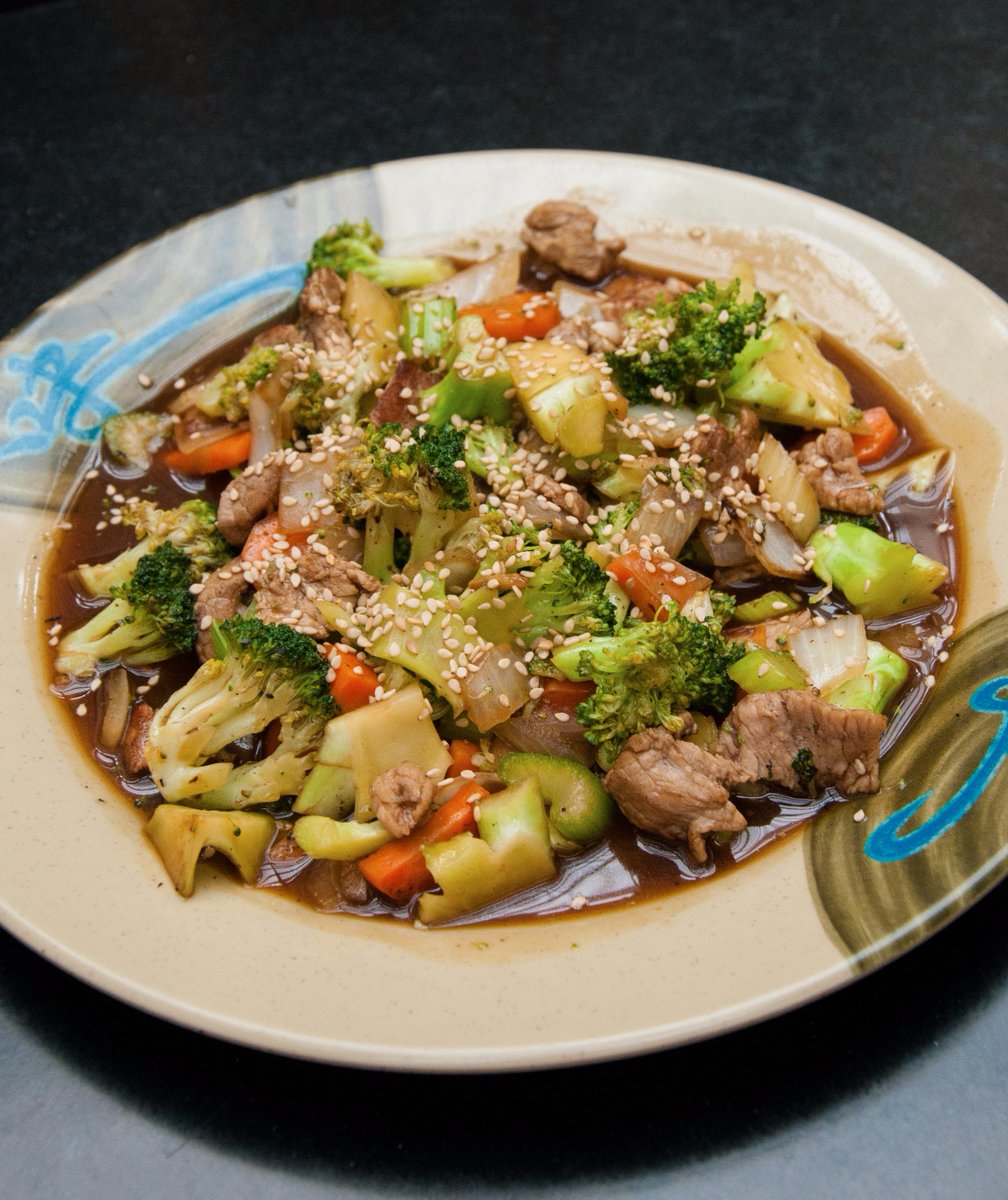 El filete de res estilo sichuan con vegetales salteados, es el platillo perfecto para compartir. ¡Pruébalo en @shao_asian_street_food! 🥗