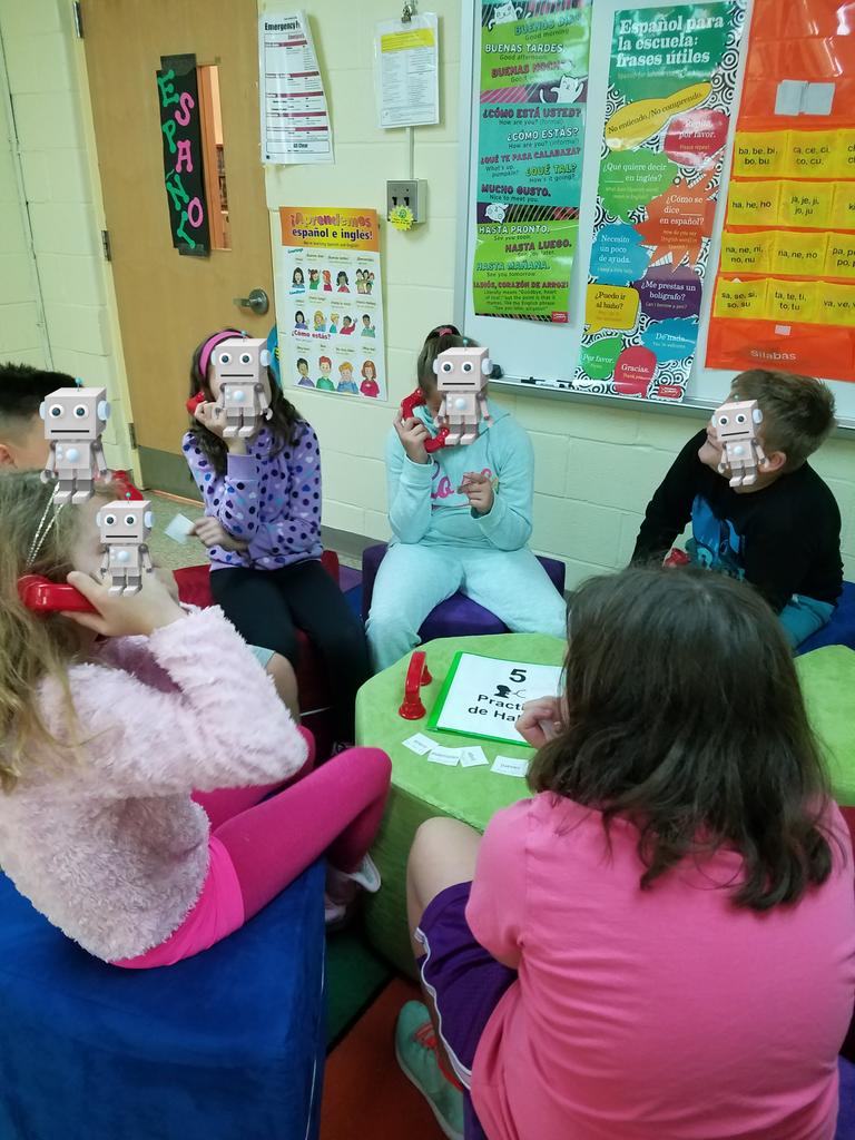 sra_welsh46's tweet photo. Students practicing their Spanish language skills at stations #Spanish @TripleEaacps https://t.co/tlkNAlna9S