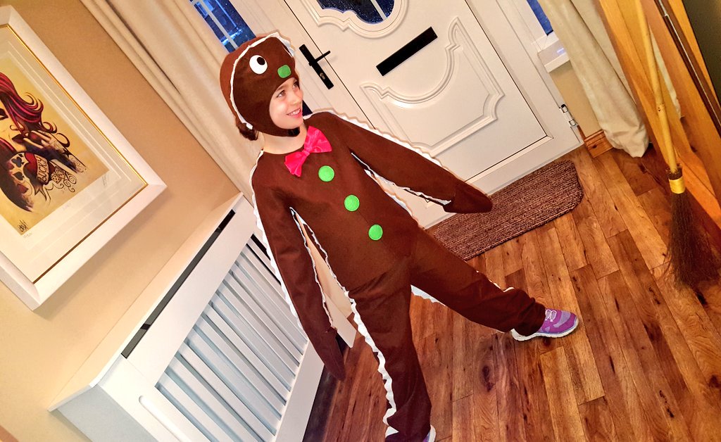AndrewsJulianna's tweet photo. When your daughter decides to be a Gingerbread man rather than a princess #FairytaleParty #DaughtersRock #GirlRules #DoingItHerOwnWay ❤ https://t.co/Jt7pQW5syY