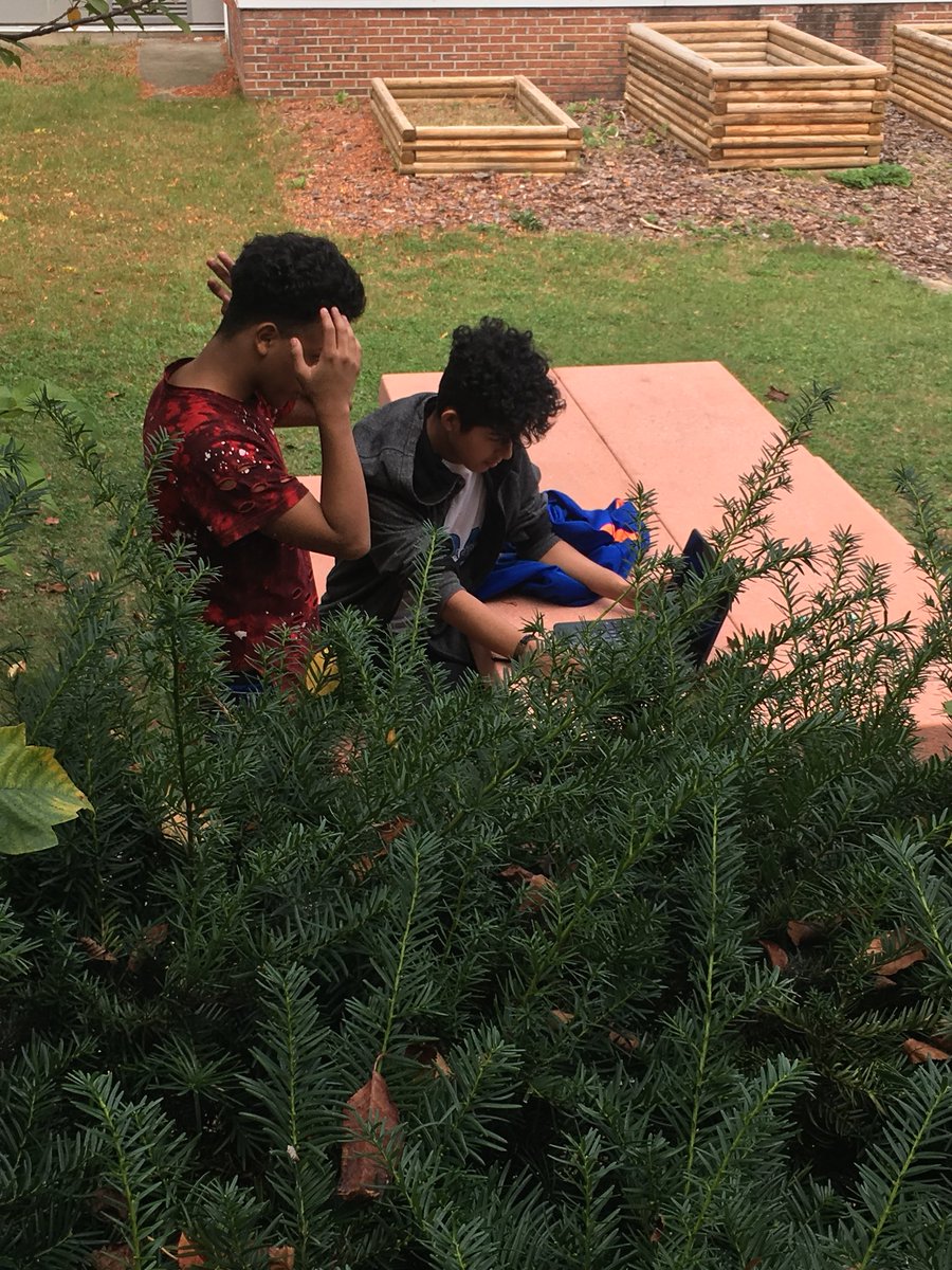 mscarboneisloud's tweet photo. Chromebooks + @Flipgrid + outdoor learning spaces = student centered assessment! @newburghschools #necsditf #necsdsms https://t.co/S8v5UUIPMq