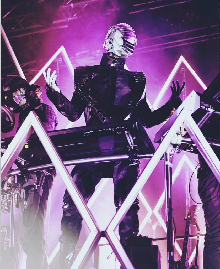 DM1zHo9XkAAd18f.jpg (839×1024)