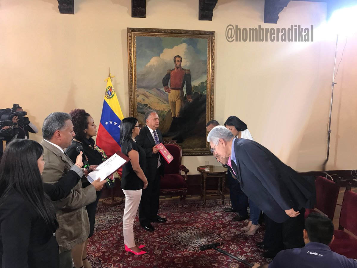 hombreradikal's tweet photo. Imagen Exclusiva de la "doblada para no partir" de los 4 TRAIDORES de Accion Democratica juramentandose ante la ANC! Q lindo q bonito, no? https://t.co/OrkAMvjLIB