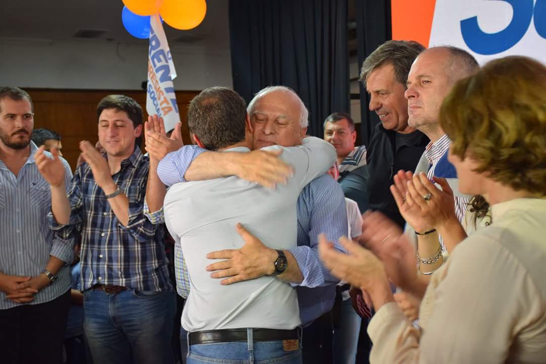 LeacGonzalez's tweet photo. Para reconocer y agradecer el respaldo y permanente acompañamiento del gobernador @MiguelLifschitz a la lista encabezada por @emiliojaton https://t.co/GCzgUIIc1n