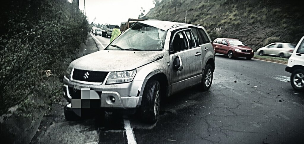 EcuNix's tweet photo. ¡Precaución! Cerrado el carril derecho sur-norte de la Avenida Simón Bolívar sector Zámbiza, por incidente de tránsito. https://t.co/dvhb1FxGVp