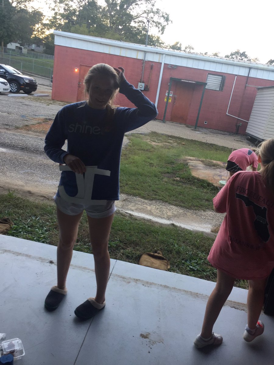 LWH_71's tweet photo. #Hoco2K17 #WeAreECS https://t.co/E2dOjWYHa2